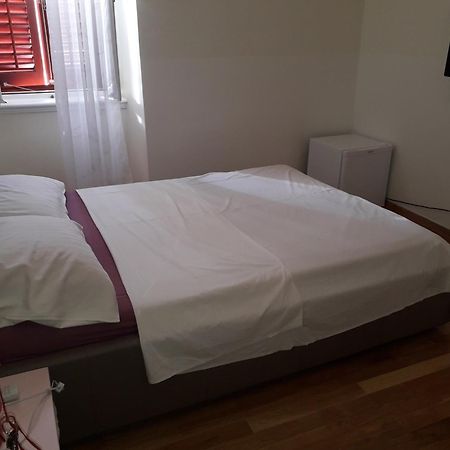 Studio On Main Pedestrian Street Apartment Пула Екстериор снимка